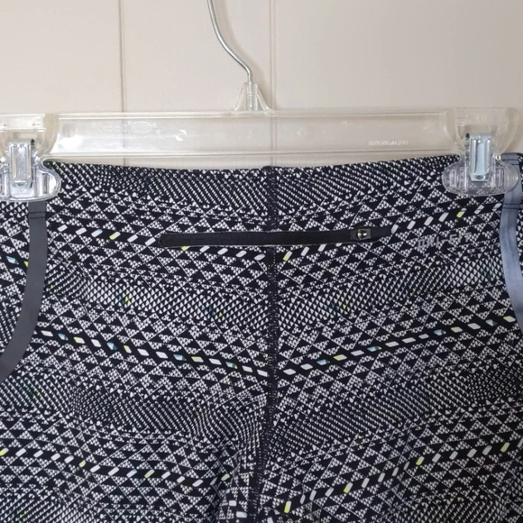 Nike Geometric Print Cropped Leggings - Picture 5 of 6